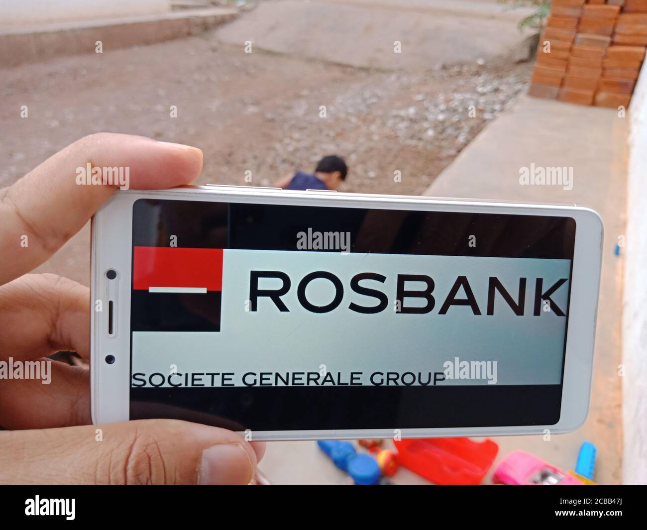 DISTRETTO KATNI, INDIA - 02 GIUGNO 2020: Una donna indiana che tiene lo smartphone con l'esposizione del logo della banca di affari di Rosbank sullo schermo, educat moderno di banca Foto Stock