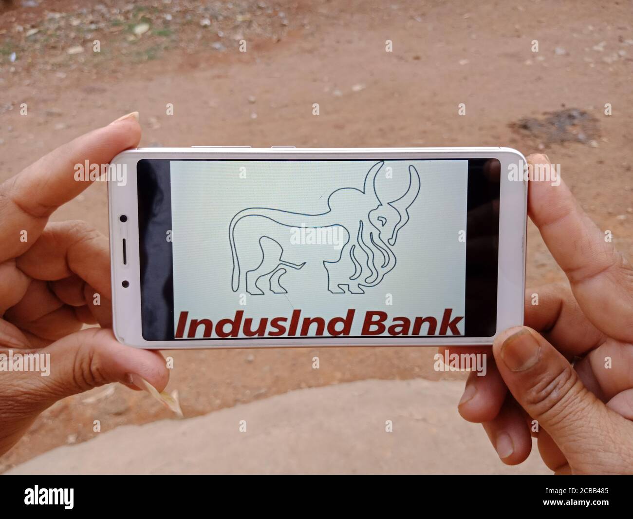 DISTRETTO KATNI, INDIA - 02 GIUGNO 2020: Una donna indiana che tiene uno smartphone con visualizzazione del logo della Banca IndusInd sullo schermo, moderno educazione bancaria conc Foto Stock