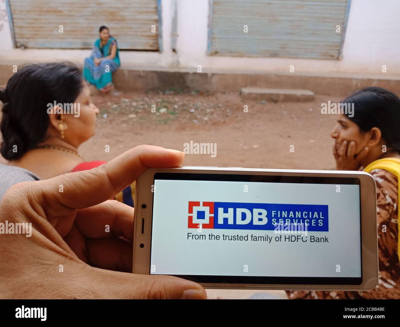 DISTRETTO KATNI, INDIA - 02 GIUGNO 2020: Una donna indiana che tiene uno smartphone con visualizzazione HDB Financial Services logo sullo schermo, moderno educa bancario Foto Stock
