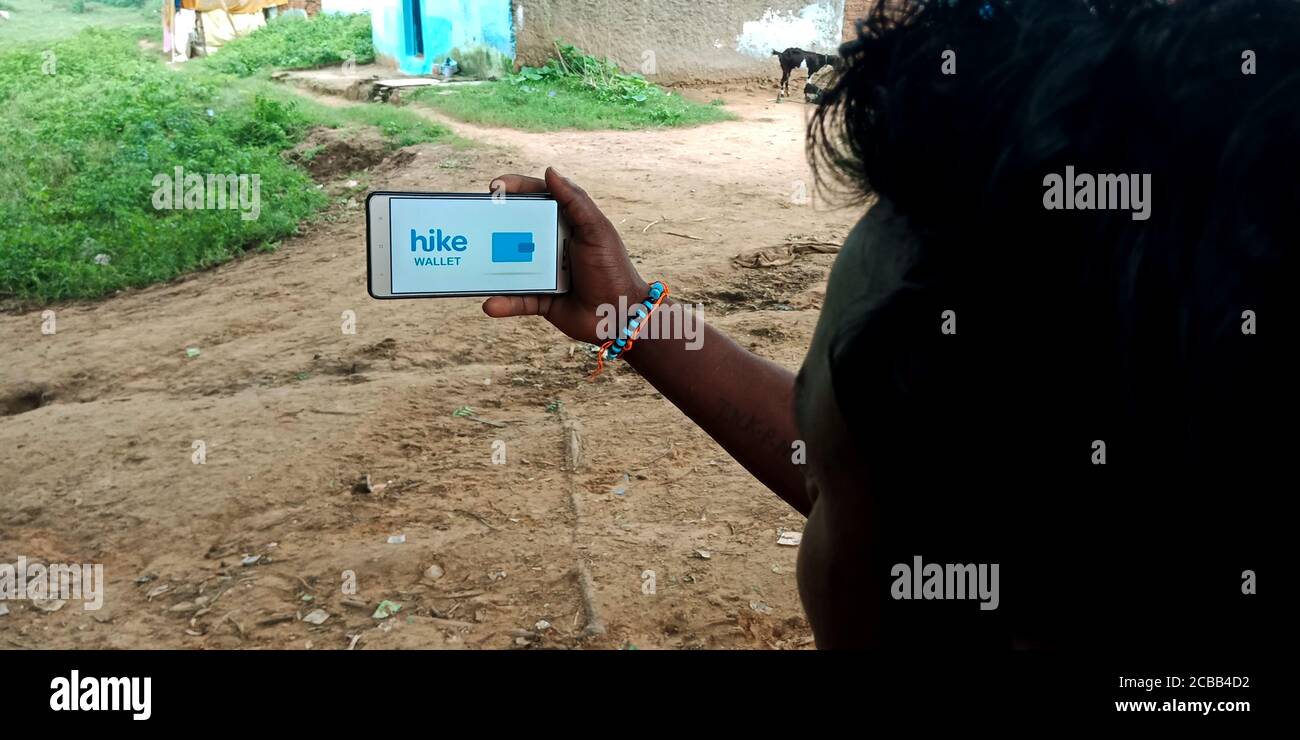 DISTRETTO KATNI, INDIA - 18 SETTEMBRE 2019: Logo del portafoglio di escursione visualizzato sullo schermo del telefono intelligente dalla gente del villaggio indiano che tiene il concetto mobile di mano. Foto Stock
