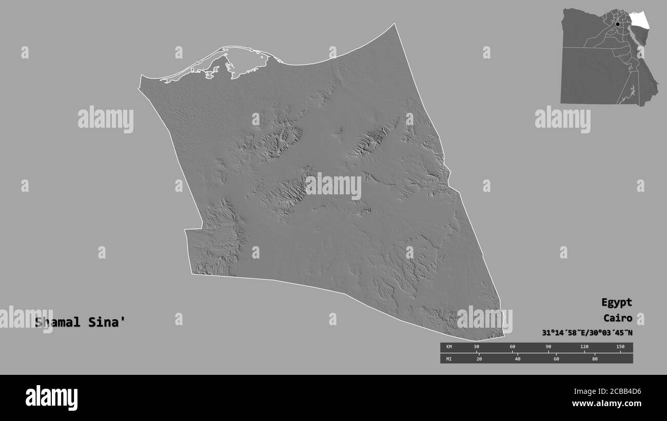 Forma di Shamal Sina', governatorato d'Egitto, con la sua capitale isolata su solido sfondo. Scala della distanza, anteprima della regione ed etichette. Bilevel elevati Foto Stock