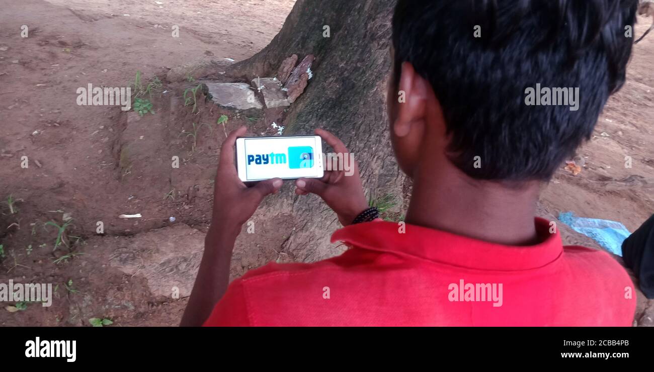 DISTRETTO KATNI, INDIA - 18 SETTEMBRE 2019: Logo del portafoglio Paytm visualizzato sullo schermo dello smartphone da indiano villaggio uomo mano holding mobile concetto. Foto Stock