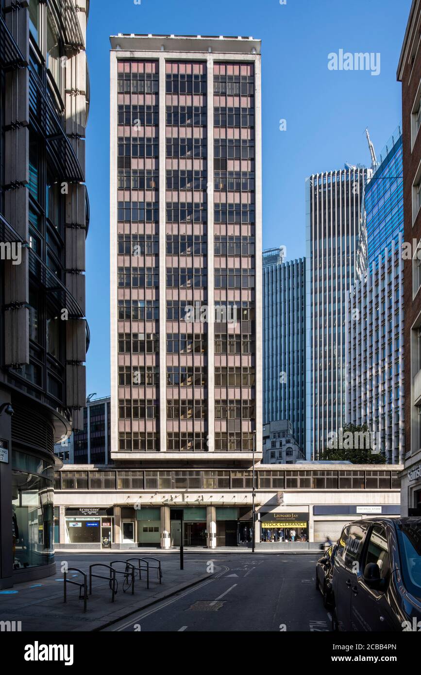 Vista assiale dell'elevazione sud da mincing Lane. A destra si possono vedere le torri di Willis Building, e 100 Fenchurch Street con vetro dicroico Foto Stock