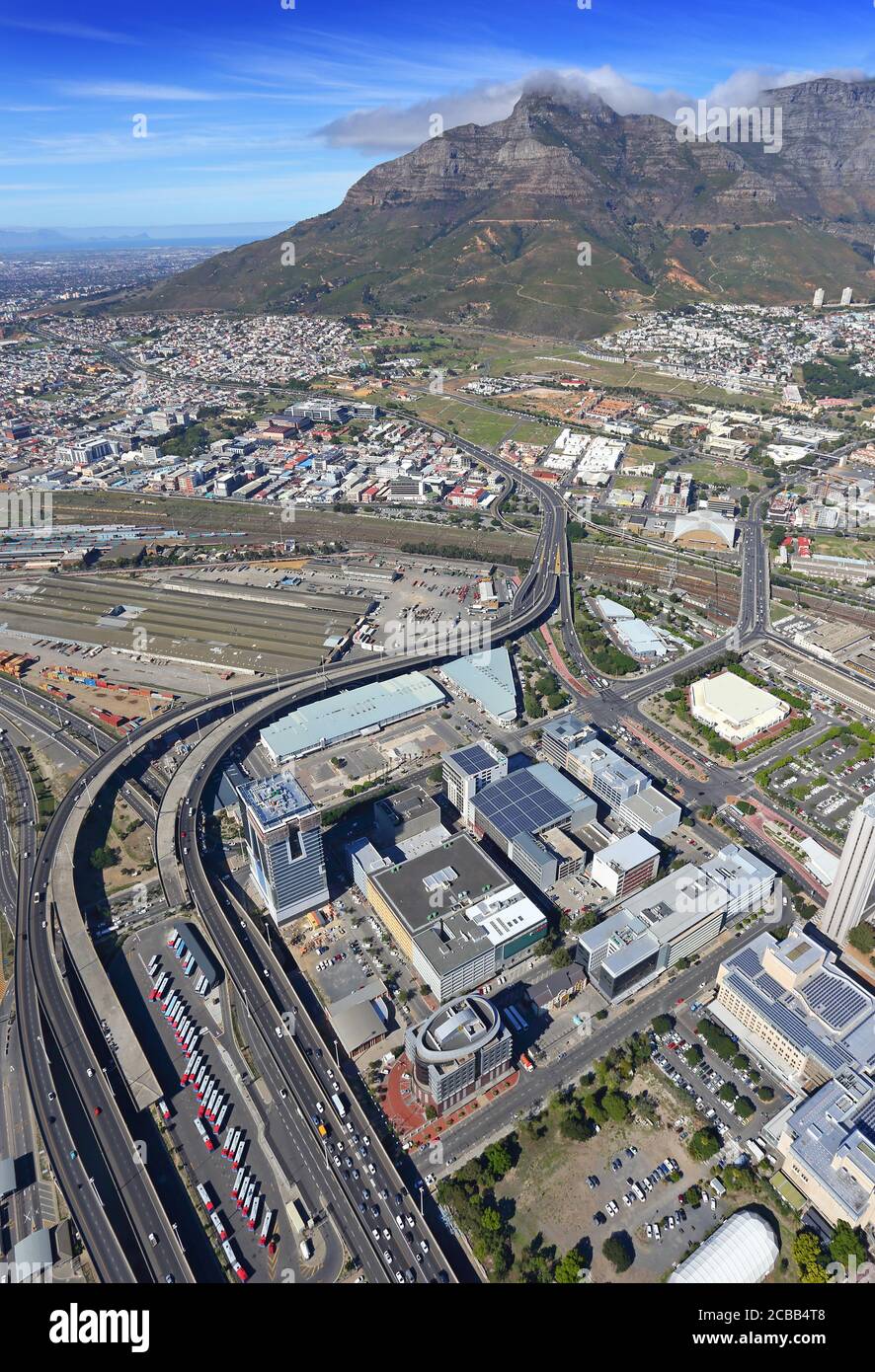 Città del Capo, Capo Occidentale / Sud Africa - 04/26/2019: Foto aerea del distretto di Culemborg con Table Mountain sullo sfondo Foto Stock