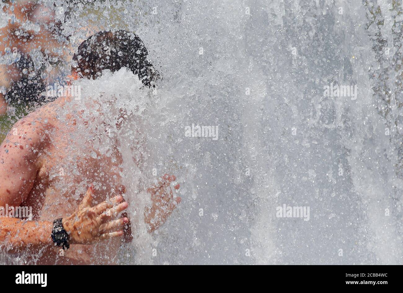 12 agosto 2020, Berlino: A temperature intorno ai 33 gradi Celsius, i bambini si rinfrescano in una fontana della città nel quartiere di Mitte. Foto: Wolfgang Kumm/dpa Foto Stock 12 agosto 2020, Berlino: A temperature intorno ai 33 gradi Celsius, i bambini si rinfrescano in una fontana della città nel quartiere di Mitte. Foto: Wolfgang Kumm/dpa Foto Stock