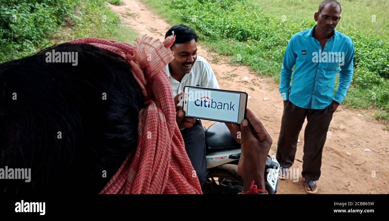 DISTRETTO KATNI, INDIA - 18 SETTEMBRE 2019: Citibank il logo della società di servizi finanziari visualizzato sullo schermo del telefono intelligente dal villaggio indiano uomo mano holdin Foto Stock