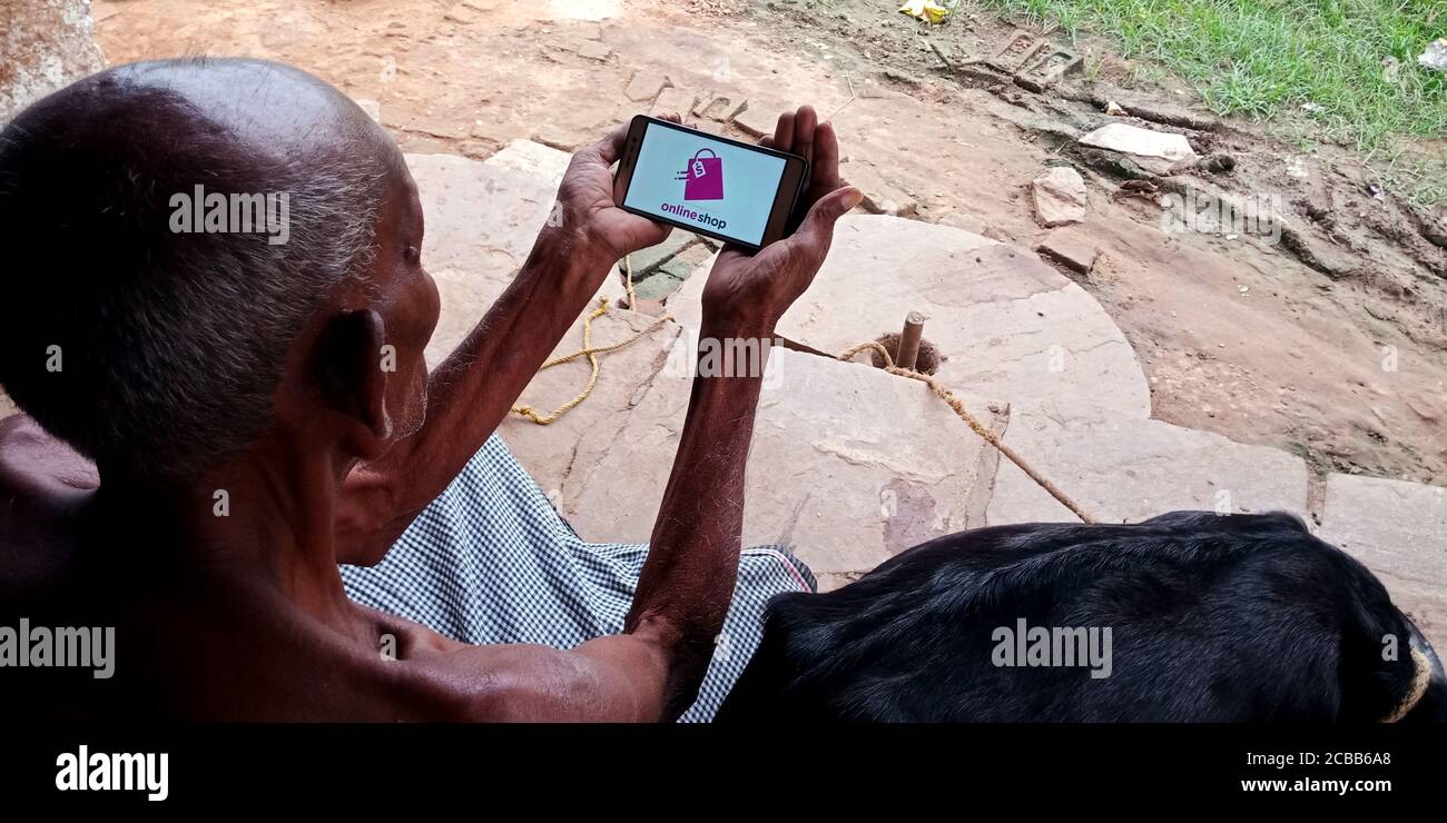 DISTRETTO KATNI, INDIA - 18 SETTEMBRE 2019: Online Shop logo visualizzato sullo schermo dello smartphone da indiano villaggio uomo mano holding mobile concetto. Foto Stock