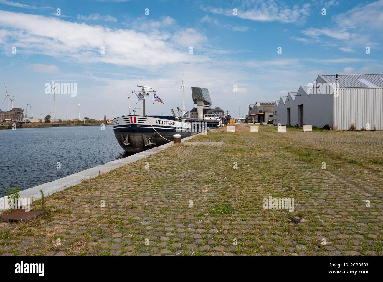 Anversa, Belgio, 19 luglio 2020, ormeggiata barca nel molo chiamato Kattendijkdok con il porto di Anversa sullo sfondo Foto Stock