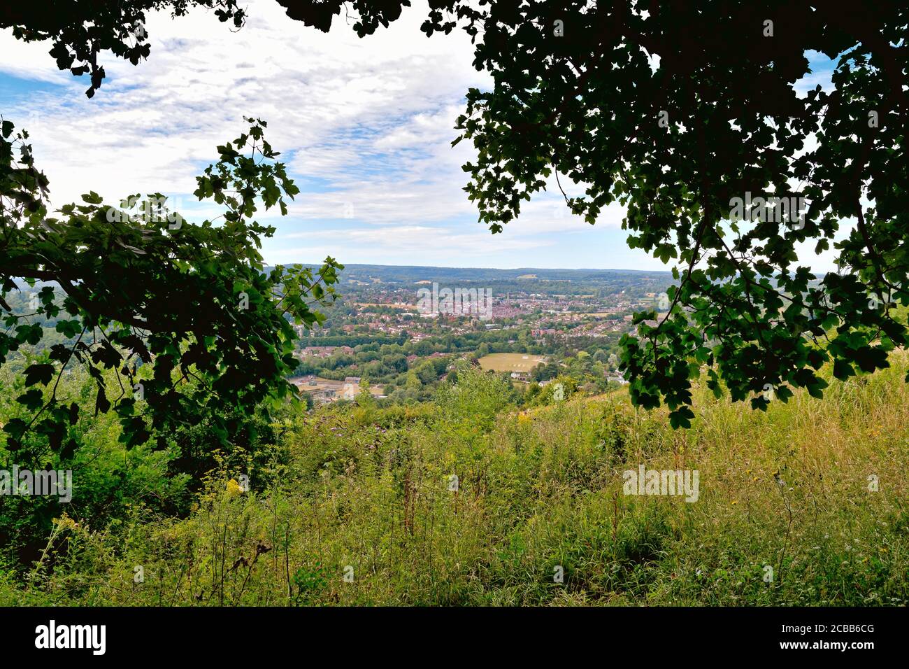 Una vista di Dorking da Box Hill in un giorno estivo, Surrey Inghilterra UK Foto Stock
