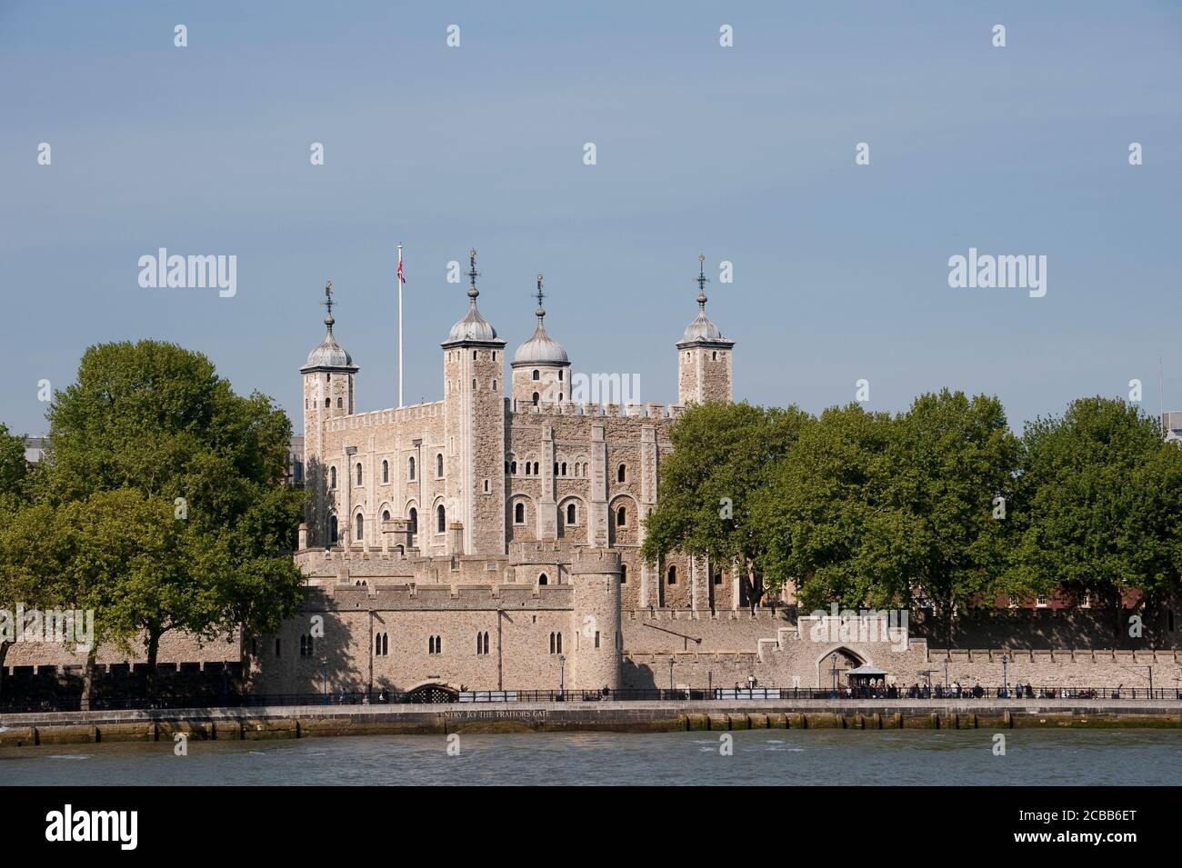 Il Tamigi con l'iconica Torre di Londra alle spalle, Londra, Inghilterra. Foto Stock