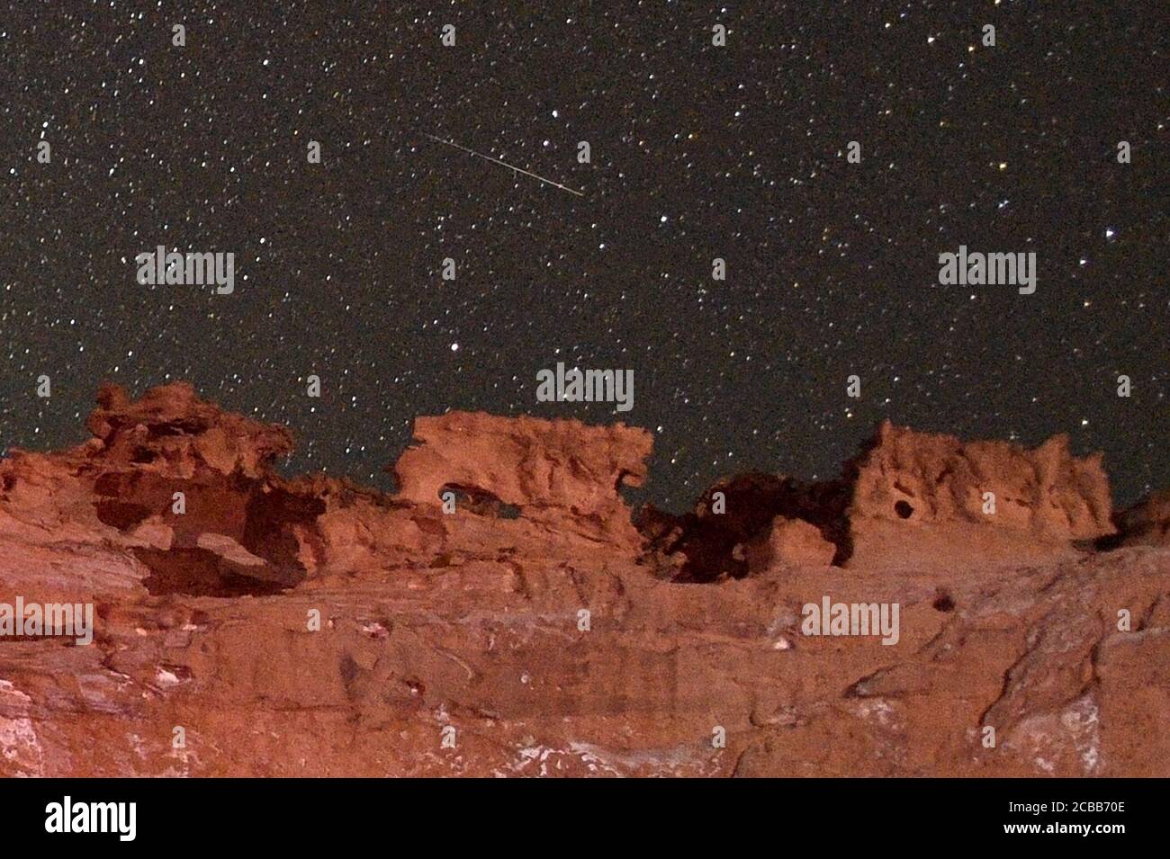 11 agosto 2020 - Gold Butte National Monument, Nevada, Stati Uniti - UNA meteora Perseide striscia attraverso il cielo sopra la piccola Finlandia, un altopiano di arenaria rossa e arancione che è stato pesantemente eroso in complesse e complesse formazioni rocciose il 11 agosto 2020. La mostra annuale, conosciuta come la doccia Perseidi perché le meteore sembrano irradiare dalla costellazione Perseo nel cielo nordorientale, è un risultato dell'orbita terrestre che passa attraverso i detriti della cometa Swift-Tuttle. Credit: ZUMA Press, Inc./Alamy Live News Foto Stock