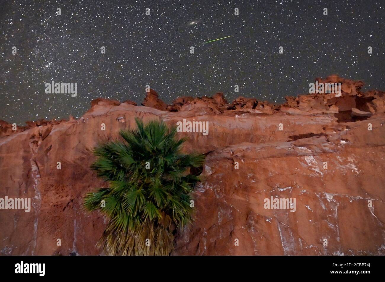 11 agosto 2020 - Gold Butte National Monument, Nevada, Stati Uniti - UNA meteora Perseide striscia attraverso il cielo sopra la piccola Finlandia, un altopiano di arenaria rossa e arancione che è stato pesantemente eroso in complesse e complesse formazioni rocciose il 11 agosto 2020. La mostra annuale, conosciuta come la doccia Perseidi perché le meteore sembrano irradiare dalla costellazione Perseo nel cielo nordorientale, è un risultato dell'orbita terrestre che passa attraverso i detriti della cometa Swift-Tuttle. Credit: ZUMA Press, Inc./Alamy Live News Foto Stock
