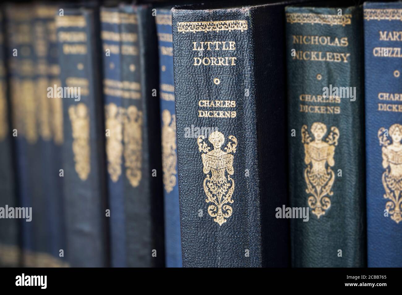 Primo piano di libri antichi di Charles Dickens in una fila Su uno scaffale con focus selettivo su Little Dorrit Foto Stock