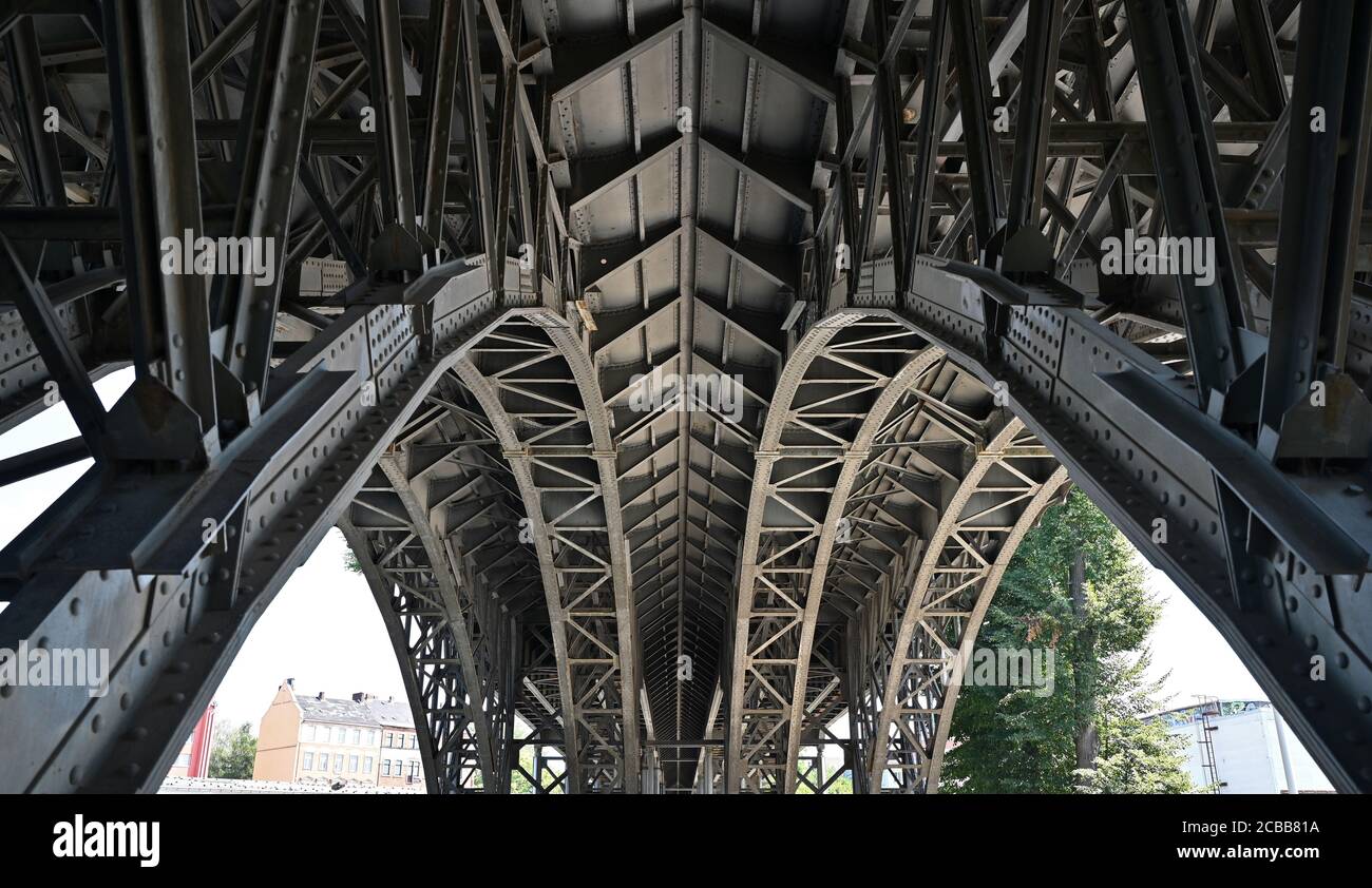 Chemnitz, Germania. 12 agosto 2020. Vista sullo storico Viadotto Chemnitz, costruito dal 1901 in poi. Il ponte in acciaio sarà completamente rinnovato nel 2024. La struttura è uno degli oltre 100,000 monumenti contati dal libero Stato di Sassonia e quindi ha la più alta densità di monumenti in Germania. Negli ultimi 30 anni, la Sassonia ha investito più di 3.6 miliardi di euro nella protezione dei monumenti storici. Secondo il governo statale, questo tesoro deve essere conservato, ma anche utilizzato in modo ragionevole. Credit: Hendrik Schmidt/dpa-Zentralbild/dpa/Alamy Live News Foto Stock