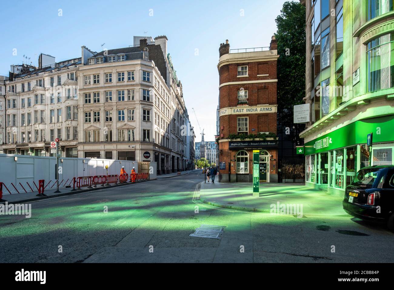 Vista verso est su Fenchurch Street, la luce verde si riflette sugli edifici e la strada dal verde dicroico cron di vetro su 120 Fenchurch St. City of Foto Stock
