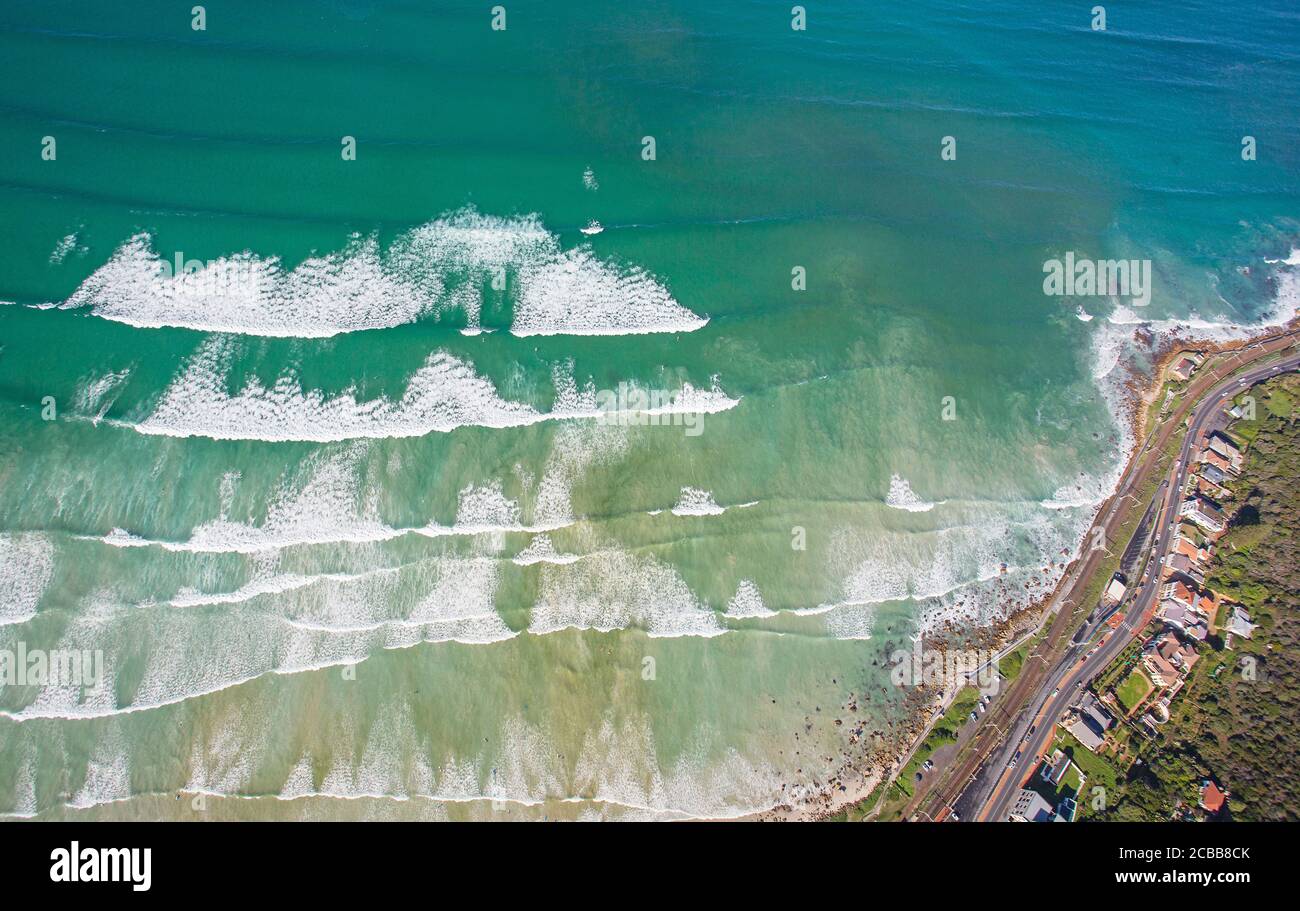Città del Capo, Capo Occidentale / Sud Africa - 07/24/2020: Foto aerea di surfisti e onde a Muizenberg Beach Foto Stock