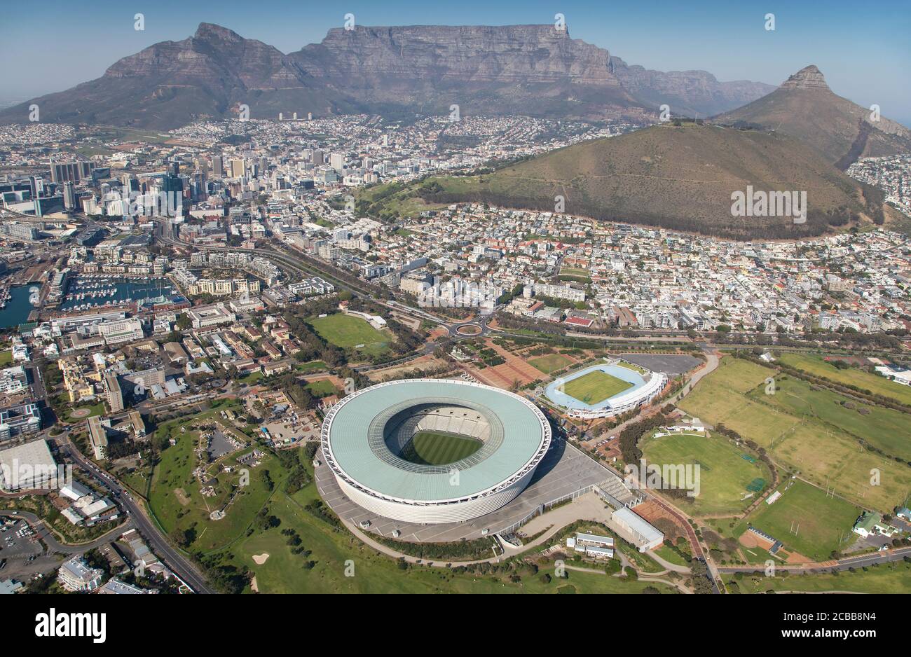Foto aerea dello Stadio di Città del Capo e del CBD con Table Mountain sullo sfondo. Foto Stock