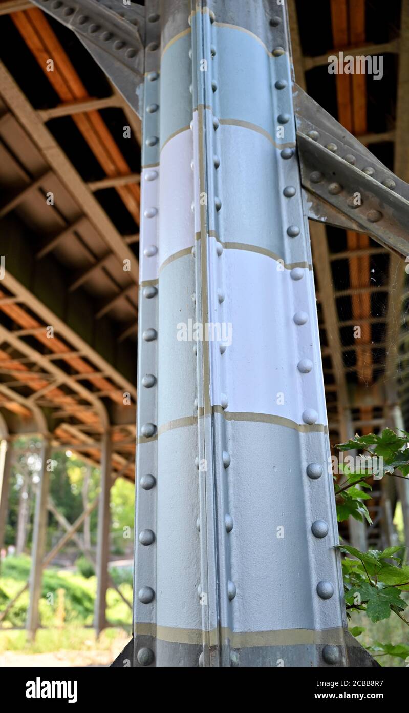 12 agosto 2020, Sassonia, Chemnitz: Vista dei campioni di colore per lo storico Viadotto Chemnitz, costruito a partire dal 1901. Il ponte in acciaio sarà completamente rinnovato nel 2024. La struttura è uno degli oltre 100,000 monumenti contati dal libero Stato di Sassonia e quindi ha la più alta densità di monumenti in Germania. Negli ultimi 30 anni, la Sassonia ha investito più di 3.6 miliardi di euro nella protezione dei monumenti storici. Secondo il governo statale, questo tesoro deve essere conservato, ma anche utilizzato in modo ragionevole. Foto: Hendrik Schmidt/dpa-Zentralbild/dpa Foto Stock