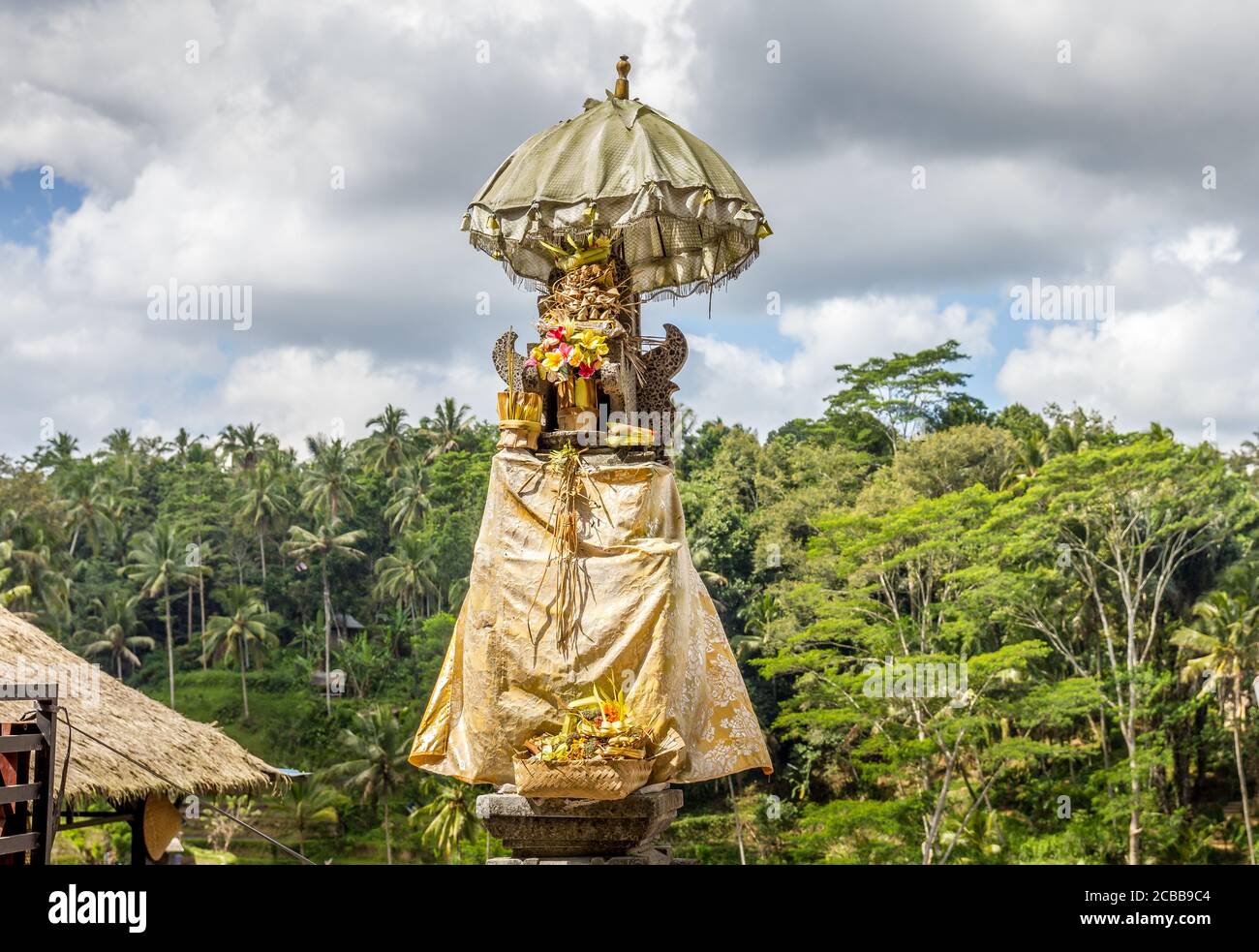 Offerte agli dei in Tegalalang Rice Terrace, Bali, Indonesia Foto Stock