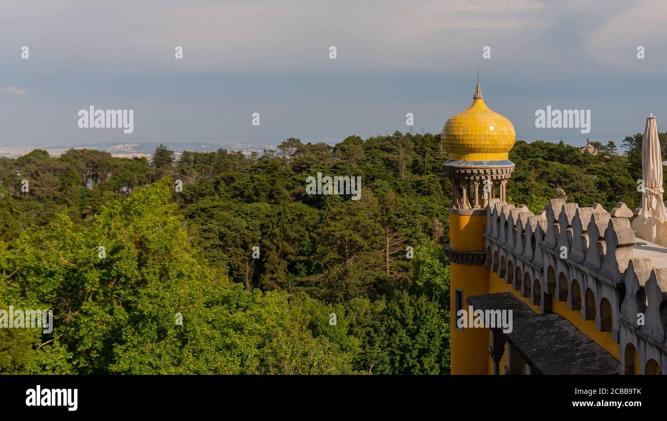 Una vista dalla foresta circostante e dal paesaggio dal Palazzo pena (Palácio da pena), un sito patrimonio dell'umanità dell'UNESCO a Sintra, Portogallo. Foto Stock
