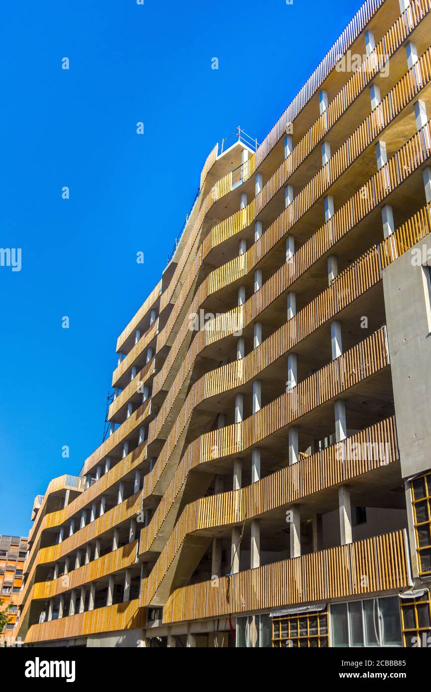 Architettura moderna con ringhiere in legno naturale sull'Ile de Nantes, Nantes, Loire-Atlantique, Francia. Foto Stock