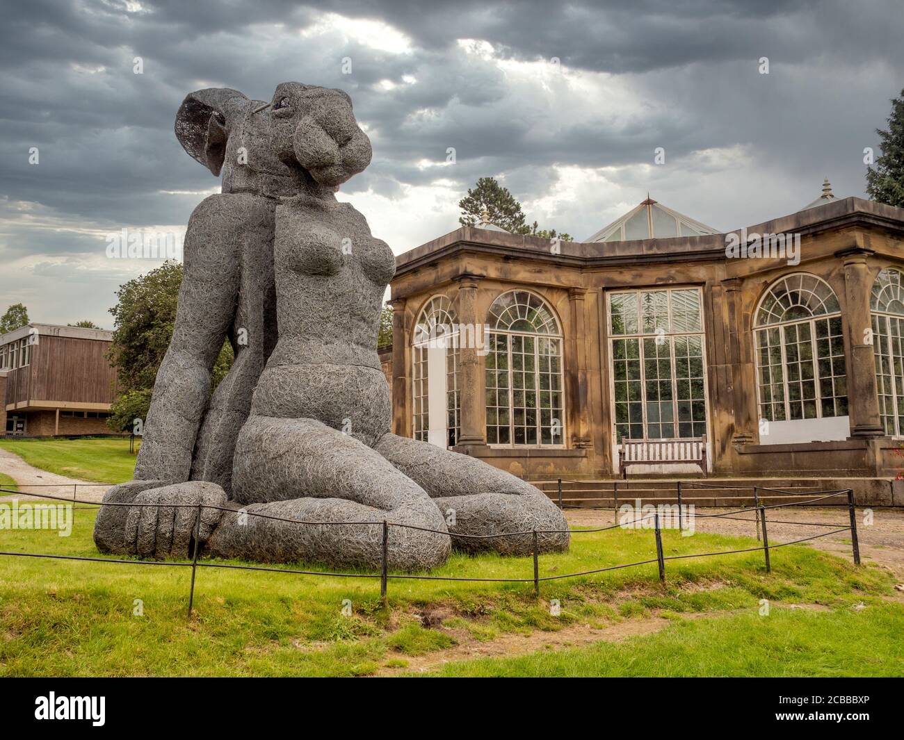Lady Hare seduta: Di Sophie Ryder. Yorkshire Sculpture Park, Regno Unito Foto Stock