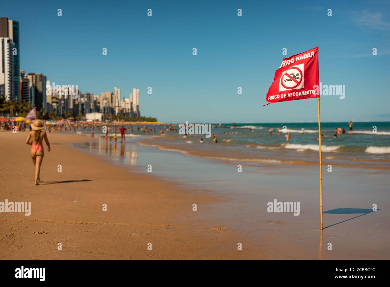 Spiaggia di Recife con piscina proibita, rischio di annegamento segno, Brasile Foto Stock