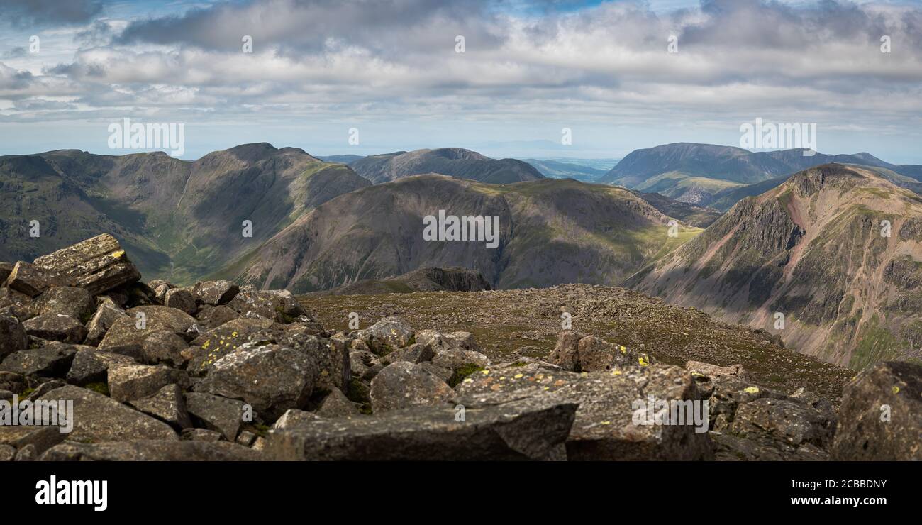 Vista panoramica dalla cima di Scarfell Pike nel estate Foto Stock