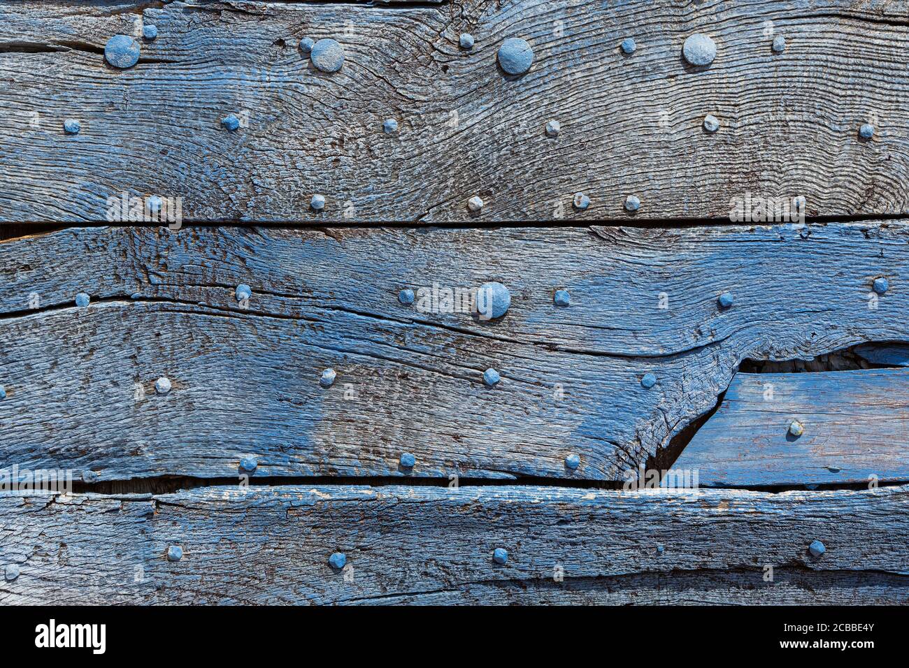 Particolare di una vecchia porta di legno dipinta di blu nel Villaggio di Roussillon Foto Stock