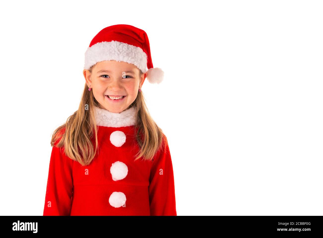 Ritratto di bella bambina di 8 anni sorridente e indosso Costume rosso di natale con abito rosso e un Babbo Natale cappello isolato su bianco Foto Stock