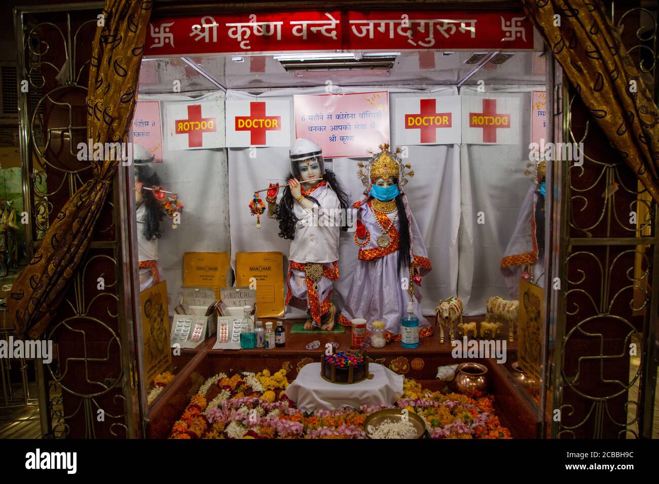 Jodhpur, India. 11 Agosto 2020. Idol del Signore Krishna e Radha vestito come medico durante la malattia di covid-19 dal sacerdote Harish Puri alla vigilia di Krishna Janmasthmi al tempio di Shri Krishna a Jodhpur. (Foto di Sunil Verma/Pacific Press) Credit: Pacific Press Media Production Corp./Alamy Live News Foto Stock