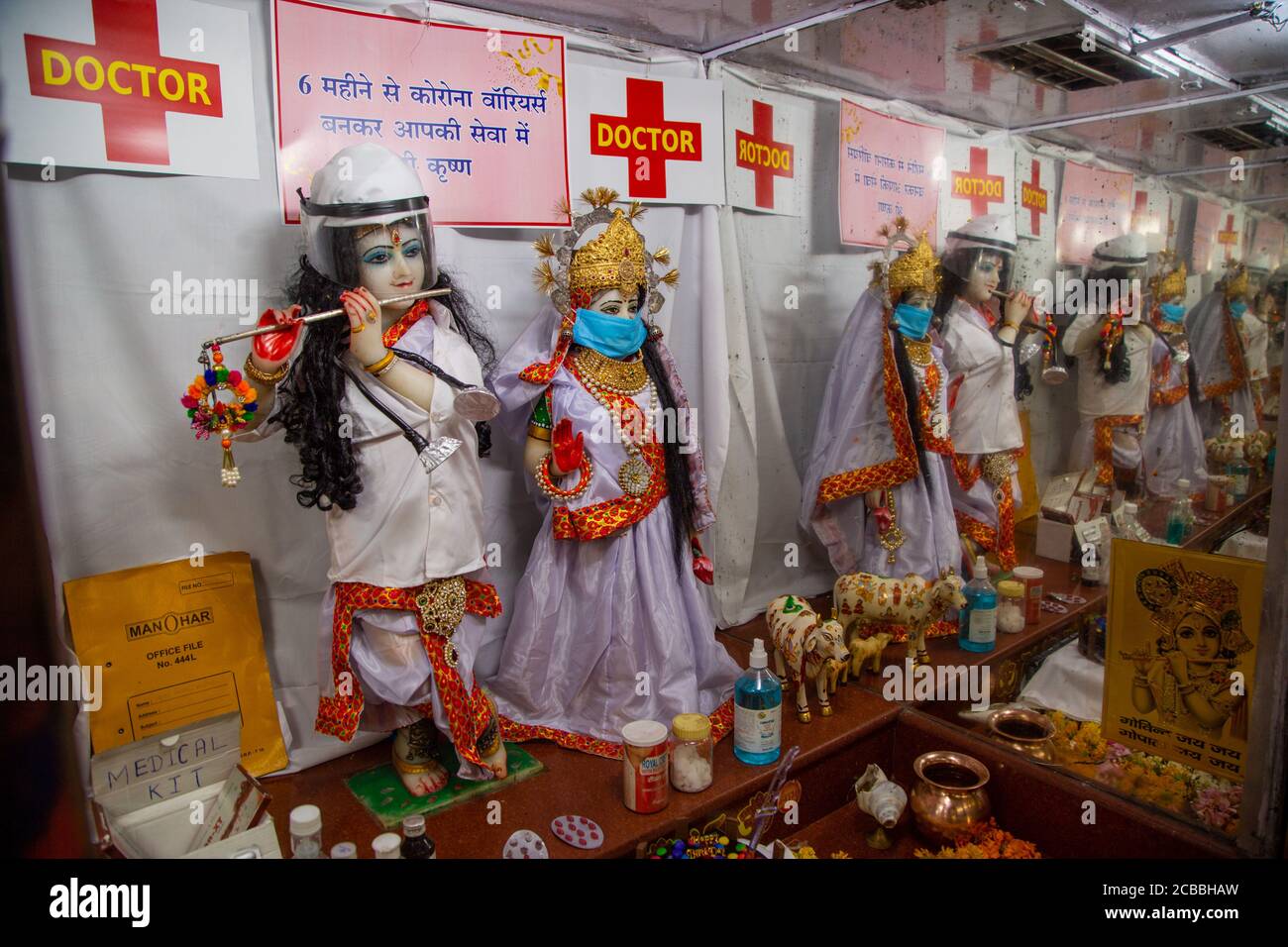 Jodhpur, India. 11 Agosto 2020. Idol del Signore Krishna e Radha vestito come medico durante la malattia di covid-19 dal sacerdote Harish Puri alla vigilia di Krishna Janmasthmi al tempio di Shri Krishna a Jodhpur. (Foto di Sunil Verma/Pacific Press) Credit: Pacific Press Media Production Corp./Alamy Live News Foto Stock