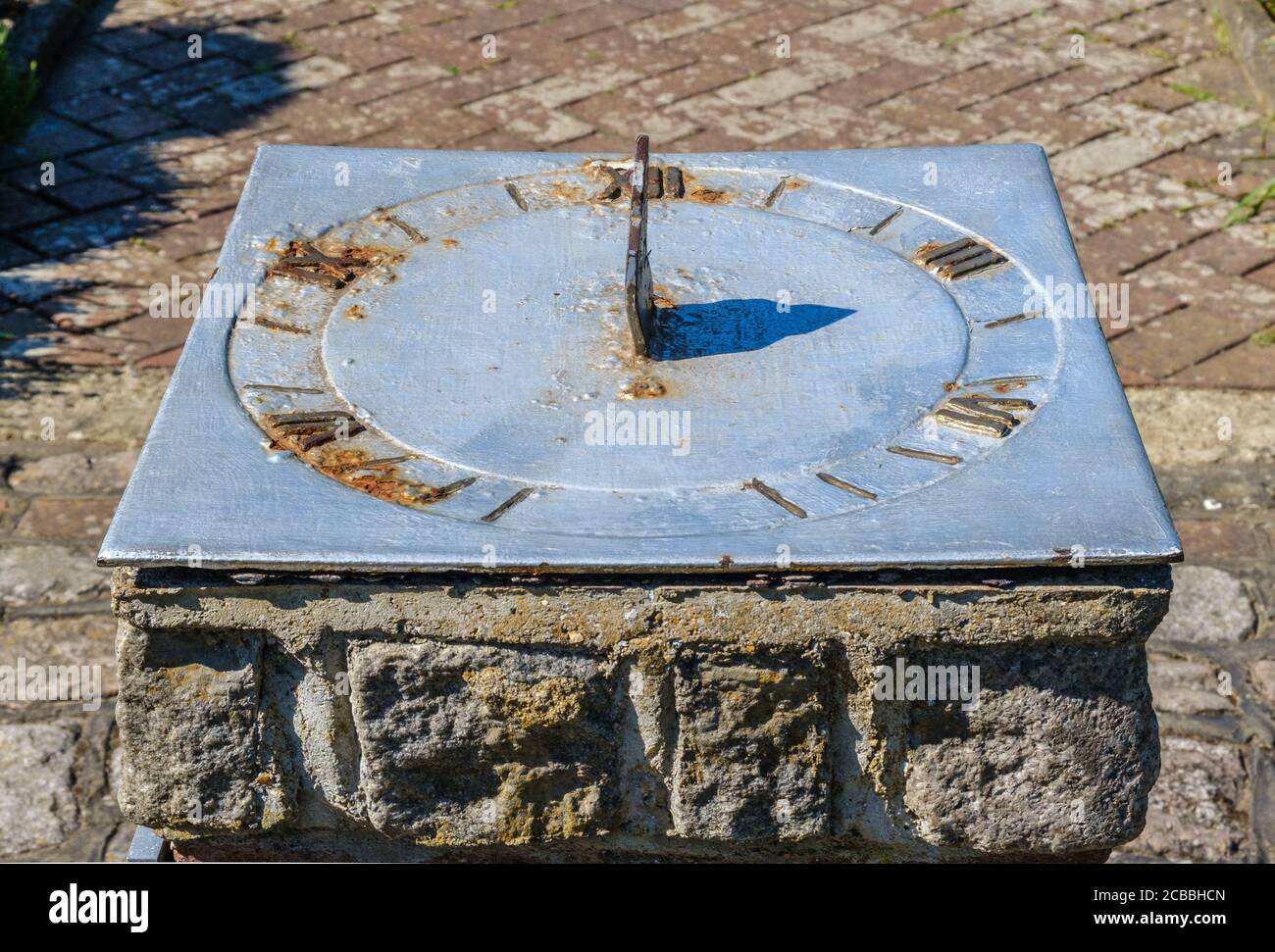 Primo piano della vecchia Sundial che mostra 3:30, Eastcote House Walled Garden, Hillingdon West London. Foto Stock