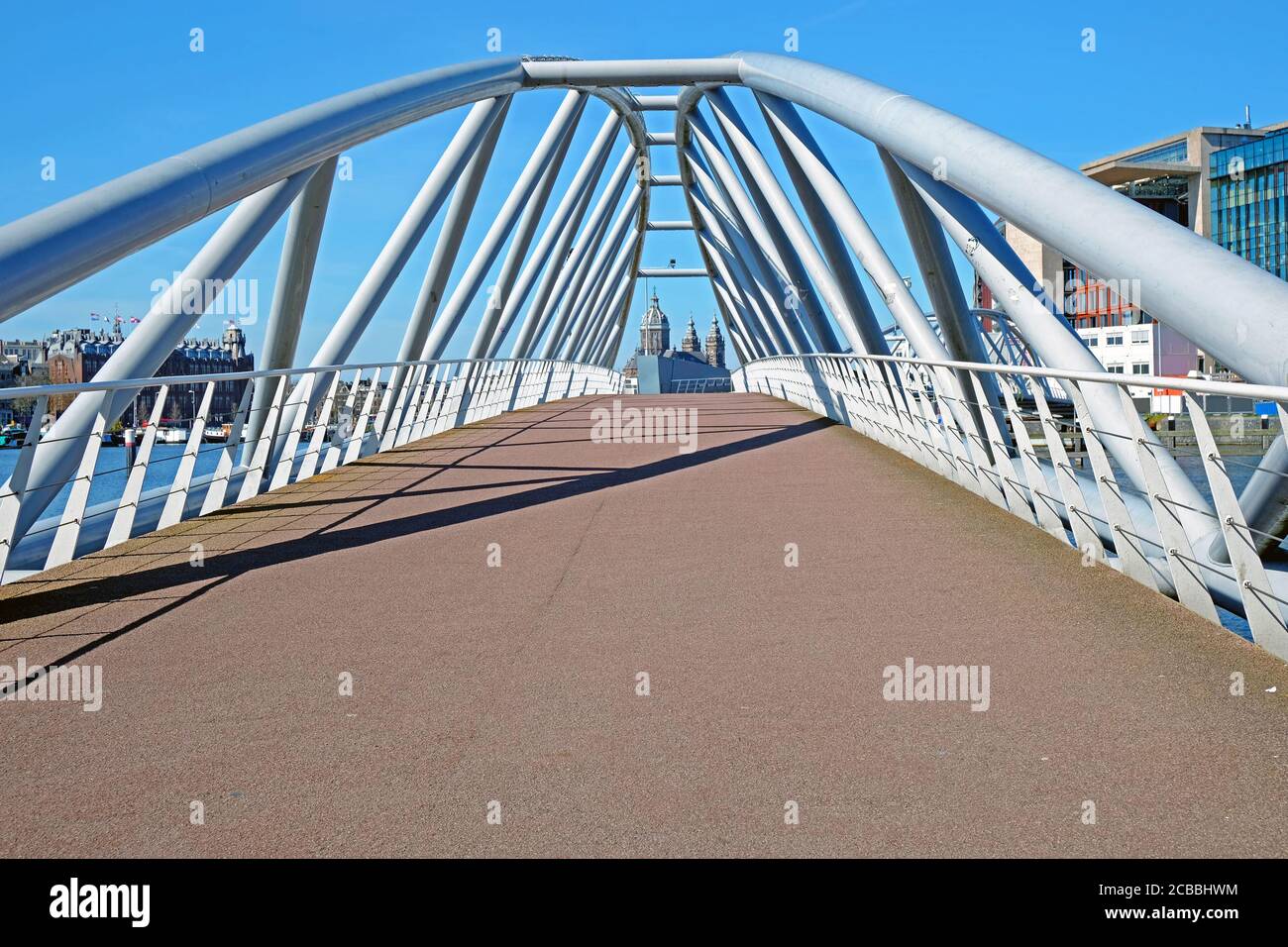 Camminate lungo il moderno ponte nel porto da Amsterdam Nei Paesi Bassi Foto Stock