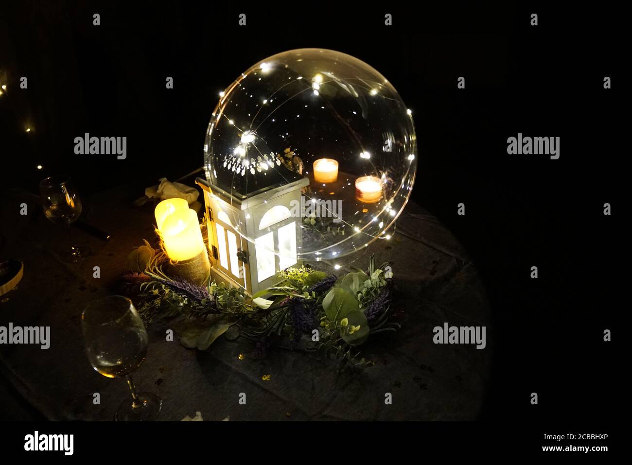 Primo piano di romantiche decorazioni serali in un ambiente buio Foto Stock