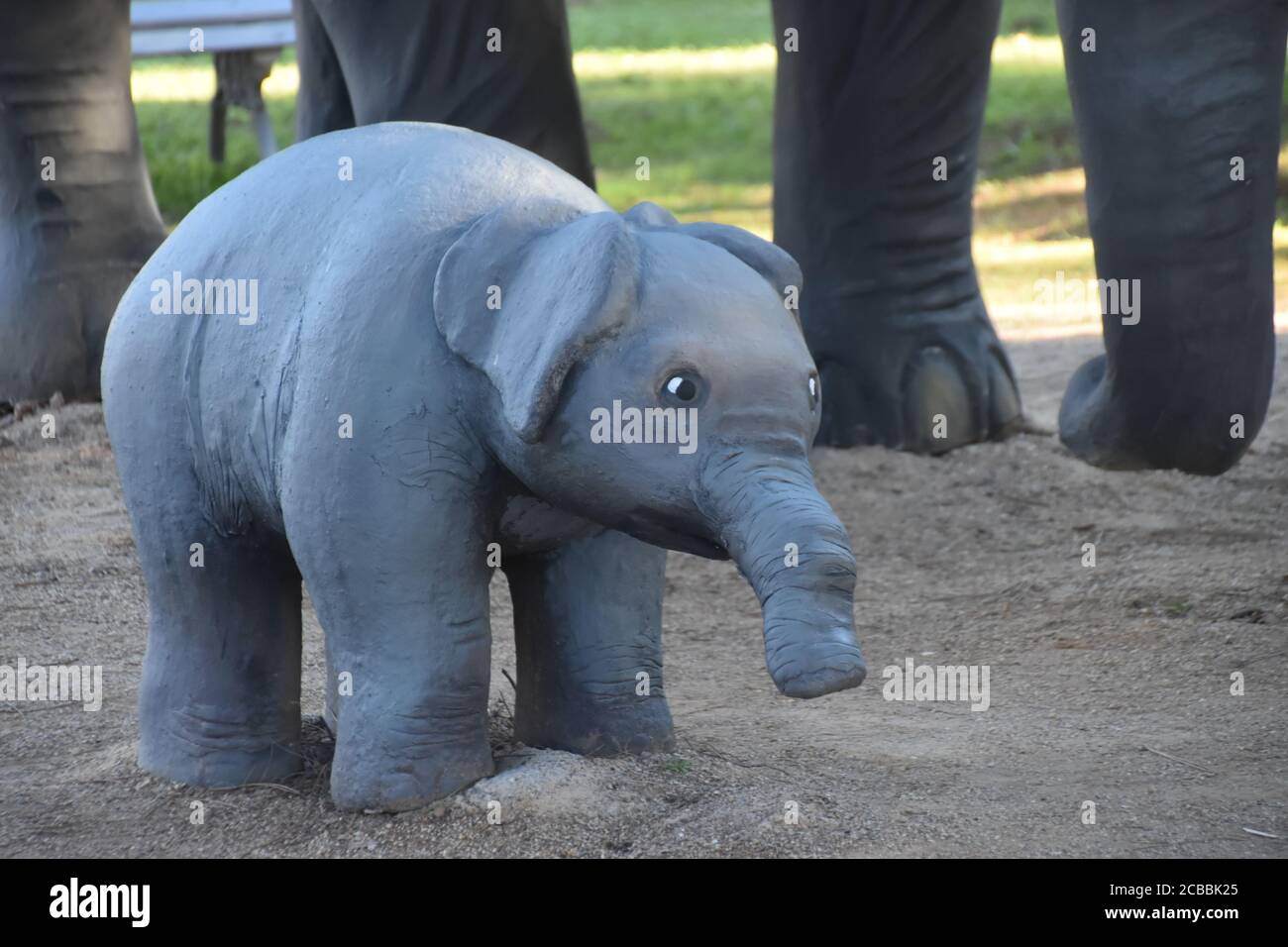 Primo piano di una scultura di un elefante bambino Foto Stock