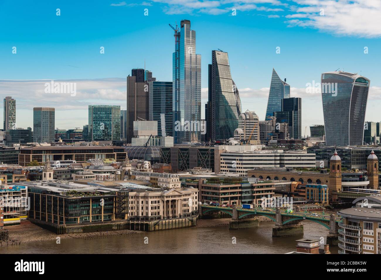 Vista rialzata di nuovi edifici alti e moderni della città Di Londra Foto Stock