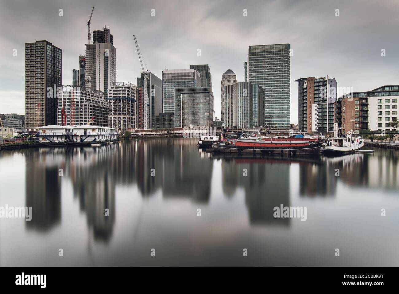 Distretto finanziario Canary Wharf a Londra riflesso in acqua Foto Stock