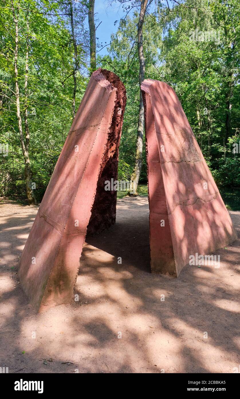 Threshold - una scultura di Natasha Rosling presso il Forest of Dean Sculpture Trail (ispirato alle grotte di Clearwell) a Beechenhurst Woods, vicino a Coleford, F. Foto Stock