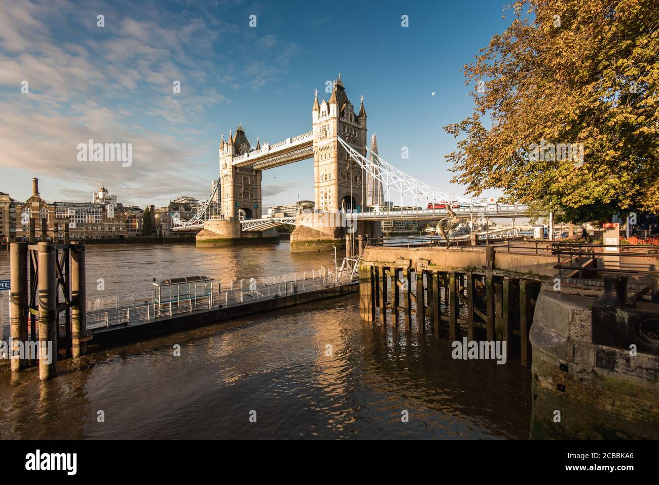 Vista del Tower Bridge di Londra dal molo di Santa Caterina Foto Stock