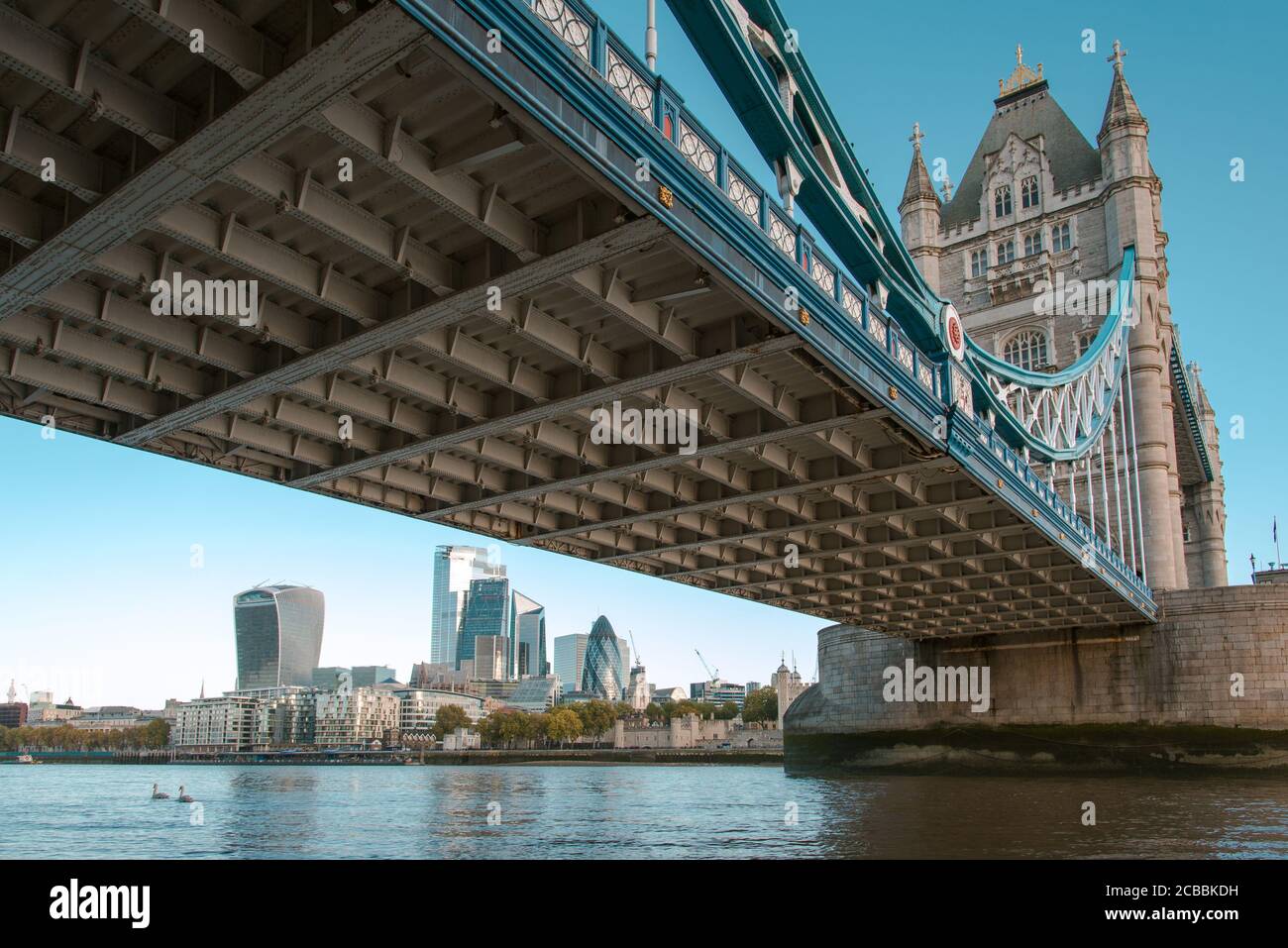 Vista sulla città di Londra da sotto la Torre Ponte Foto Stock