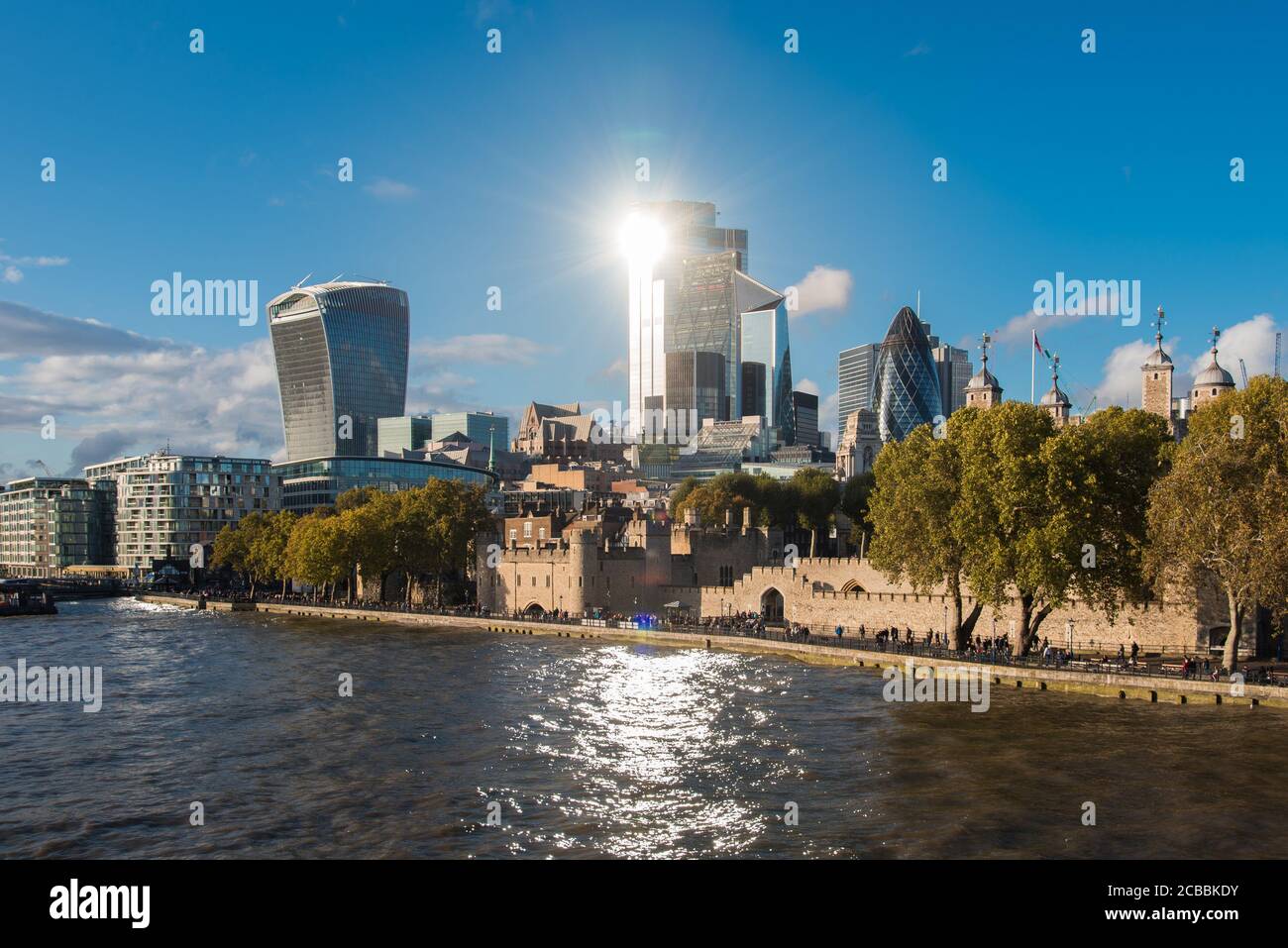 Vista della città di Londra con famosi monumenti e Il sole riflette sugli edifici Foto Stock