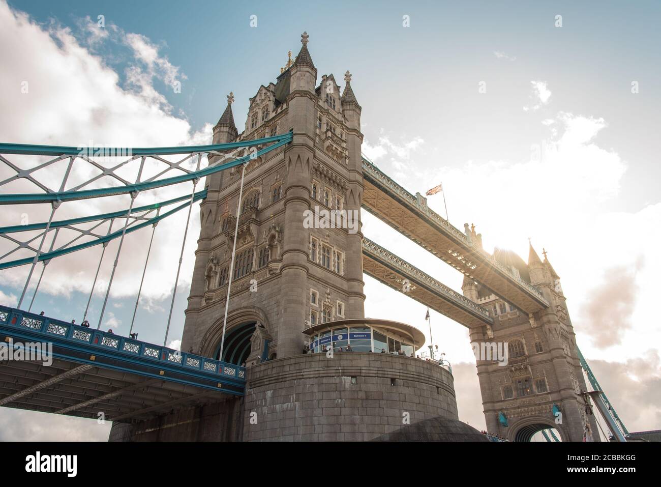 Famoso punto di riferimento della città - Tower Bridge - AS visto dalla barca che passa sotto Foto Stock