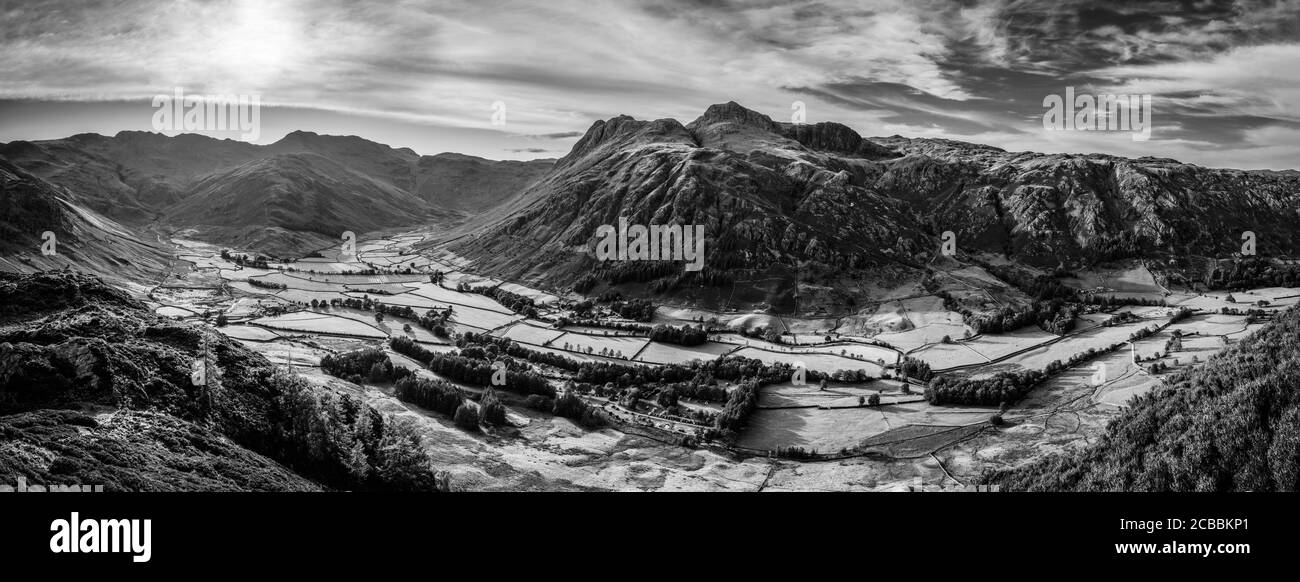 Vista dei Langdale Pikes da Side Pike, Lake District, Inghilterra Foto Stock