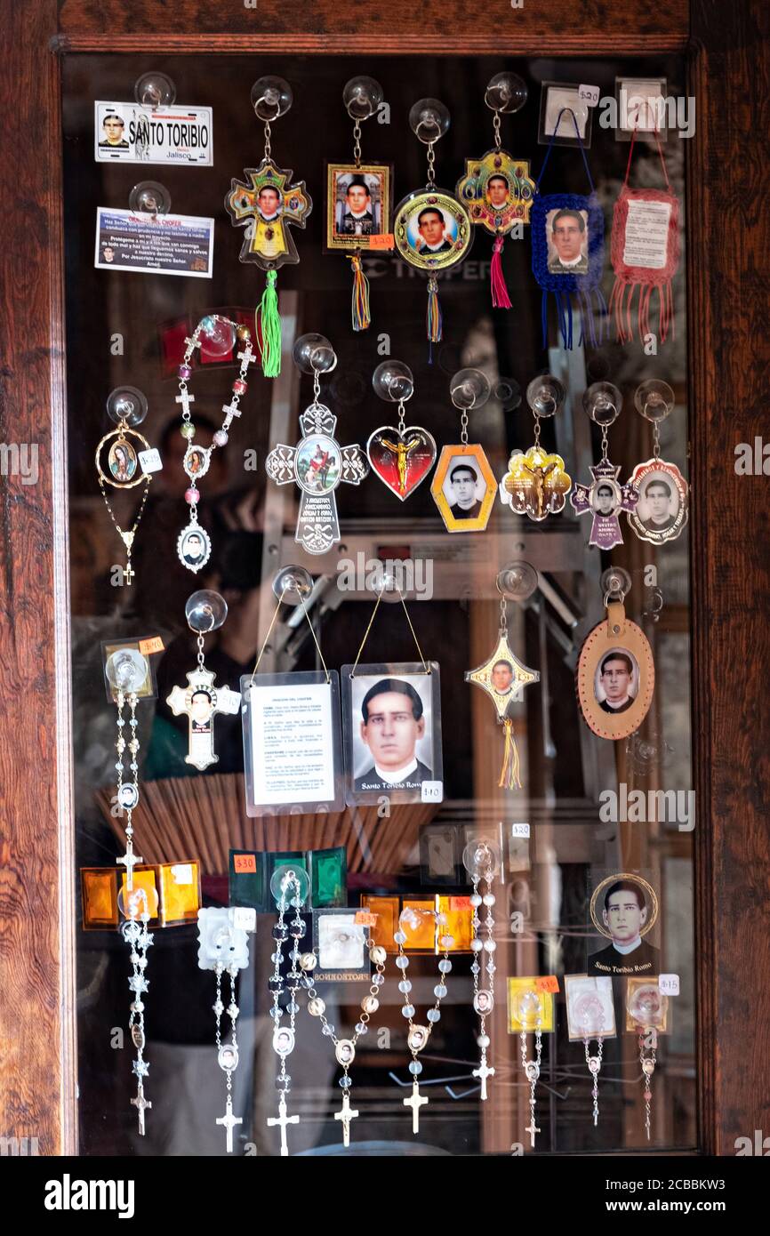 Souvenir di San Toribio Romo al Santuario di Santa Ana de Guadalupe nello Stato di Jalisco, Messico. P. Toribio era un sacerdote cattolico messicano e martire ucciso durante le persecuzioni anticlericali della guerra di Cristero. Foto Stock