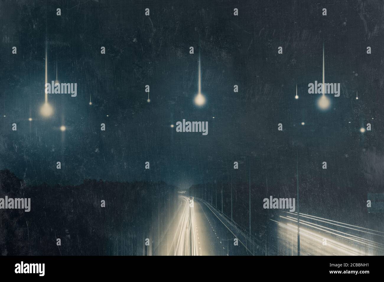 Sentieri di notte su un'autostrada che attraversa la campagna. Come UFO cadono dal cielo. Con una modifica grunge, sfocata e testurizzata Foto Stock