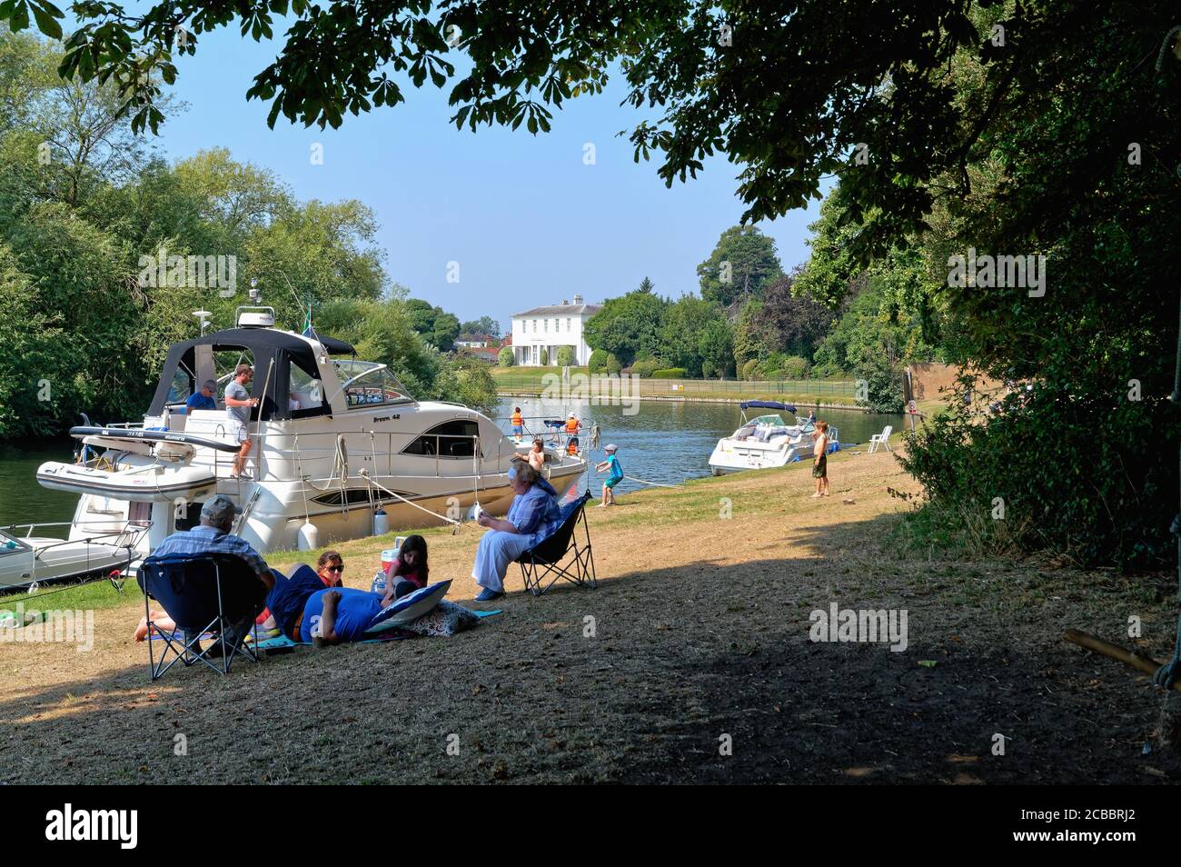 Crociere private sul fiume Tamigi a Shepperton in una calda giornata estiva, Surrey England UK Foto Stock
