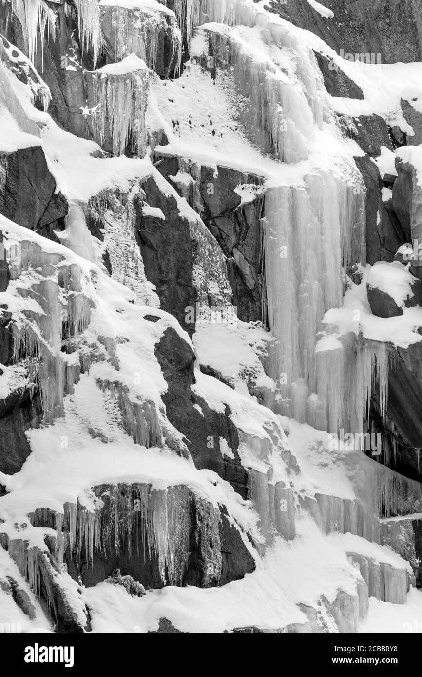 Icefall - decorazioni invernali sul ghiaccio alle cascate Tokopah. Marble Fork Kaweah River, Sequoia National Park, California, Stati Uniti Foto Stock