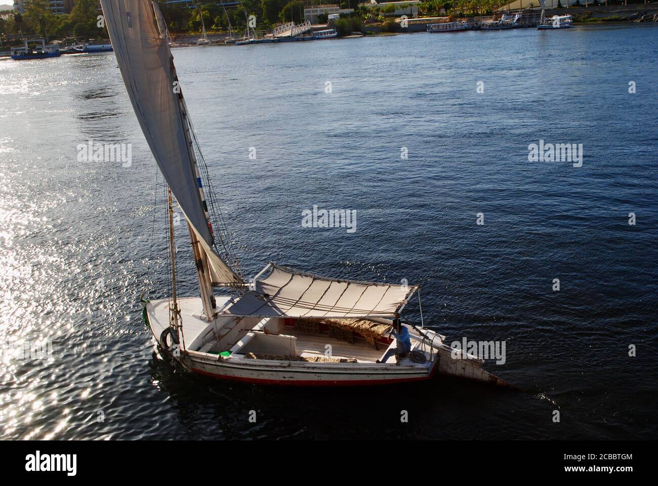 Crociera lungo il fiume Nilo su barche Felucca, Nilo, Egitto Foto Stock