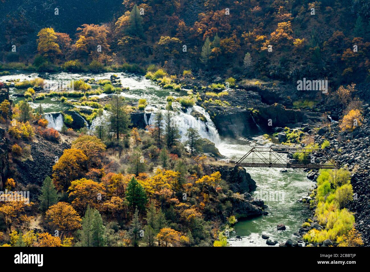 L'autunno esplode alle cascate del fiume Pit. Fall River Mills, California, Stati Uniti Foto Stock